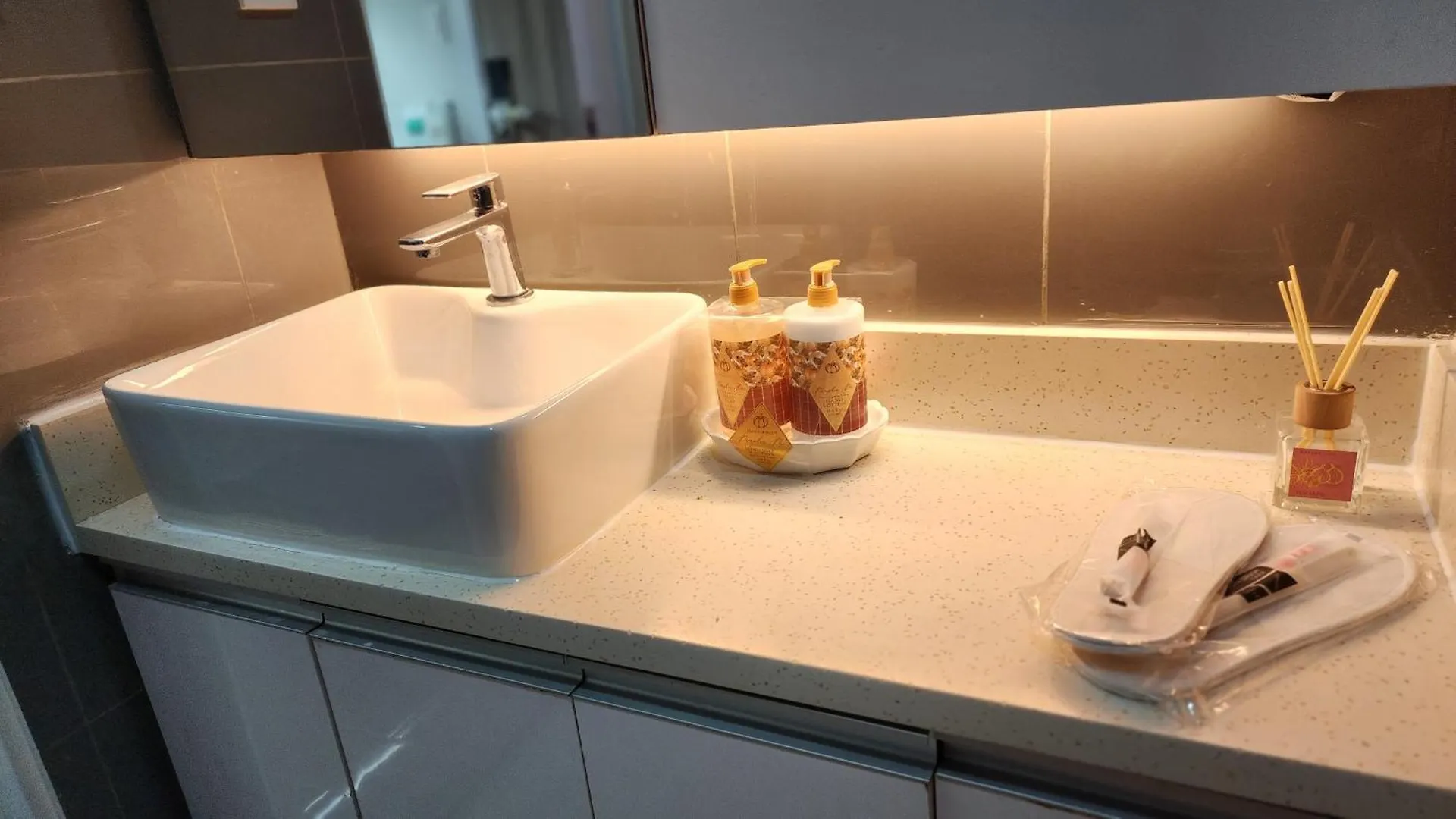Apartment Air Residence Fantasy Sophisticated Chic Family Living 300 Mbps Fast Manila